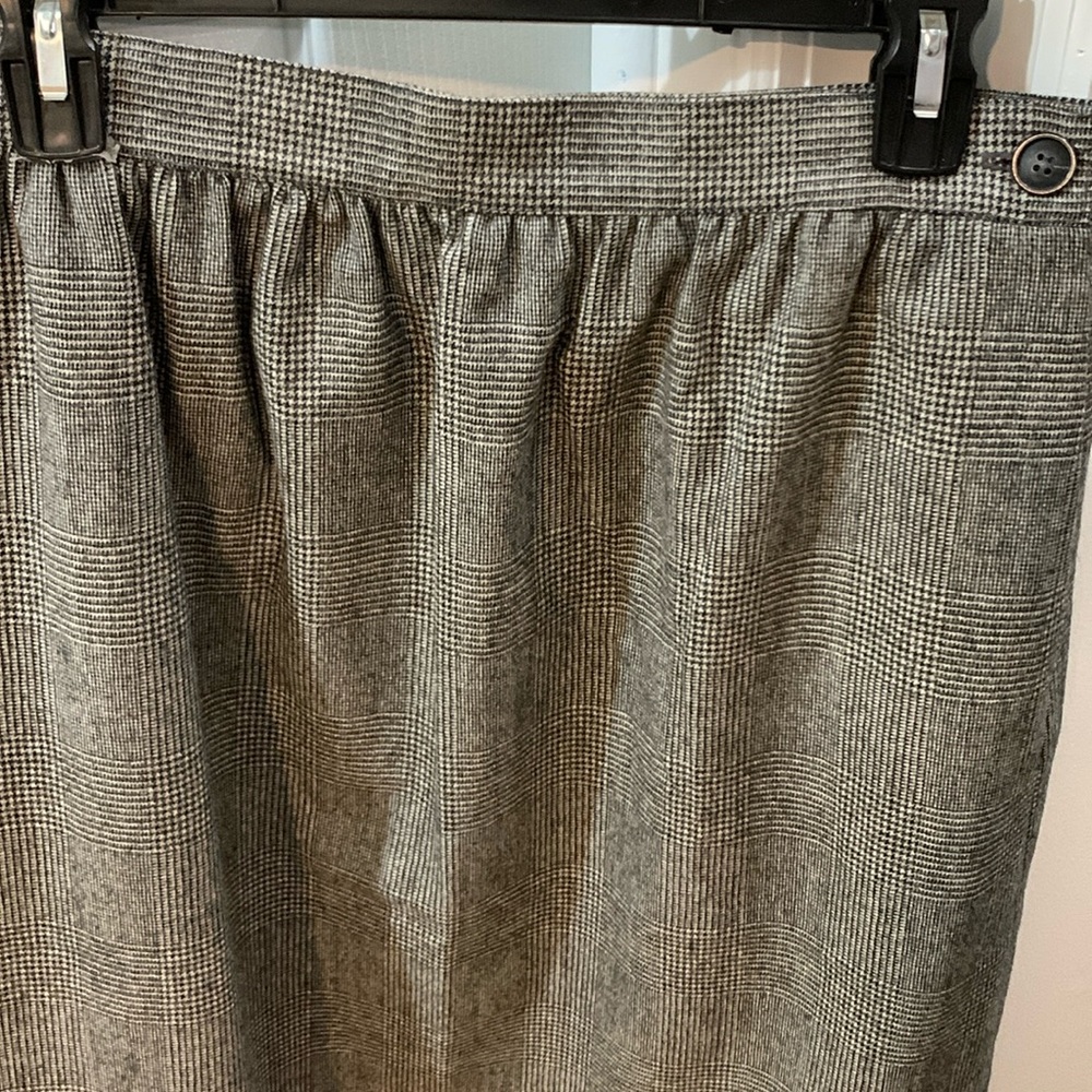 Rare women's Almost new 100 % Wool, Glen plaid Midi skirt . Size 14 regular.